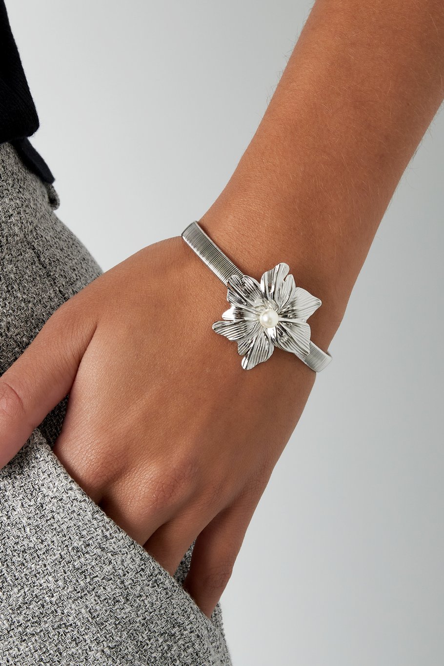 Blooming flower bangle