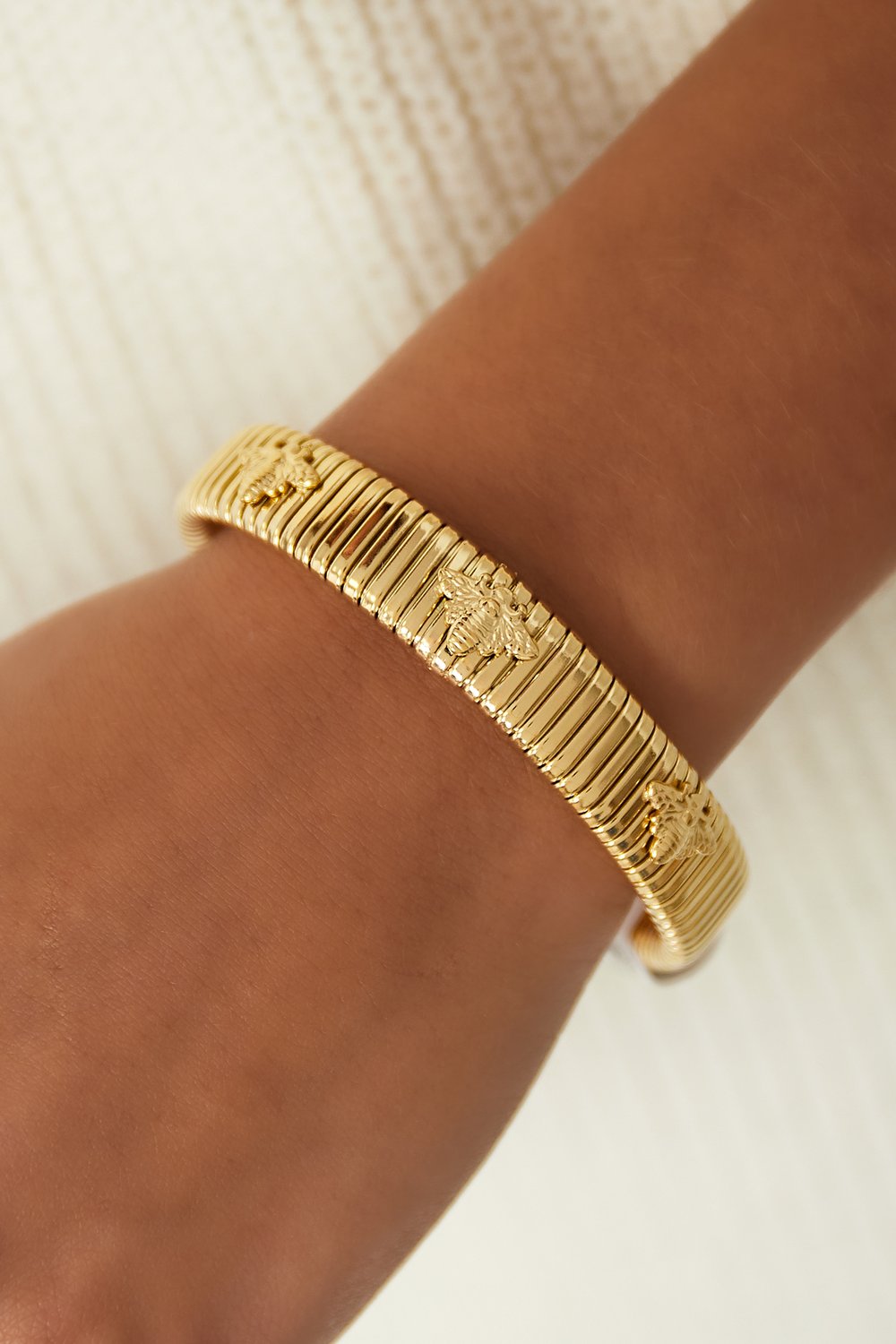 Buzz beauty bangle