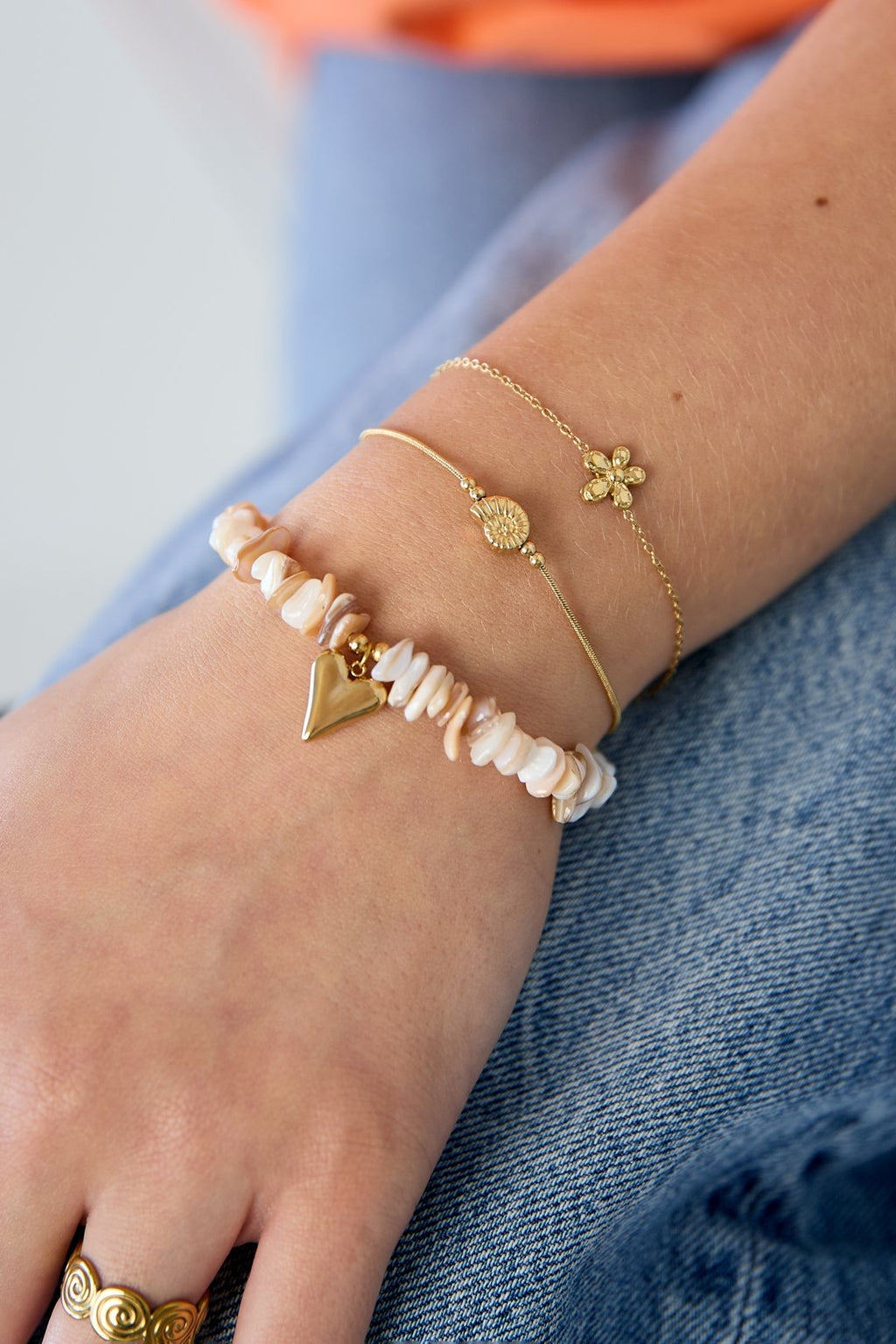 Simple shell armband