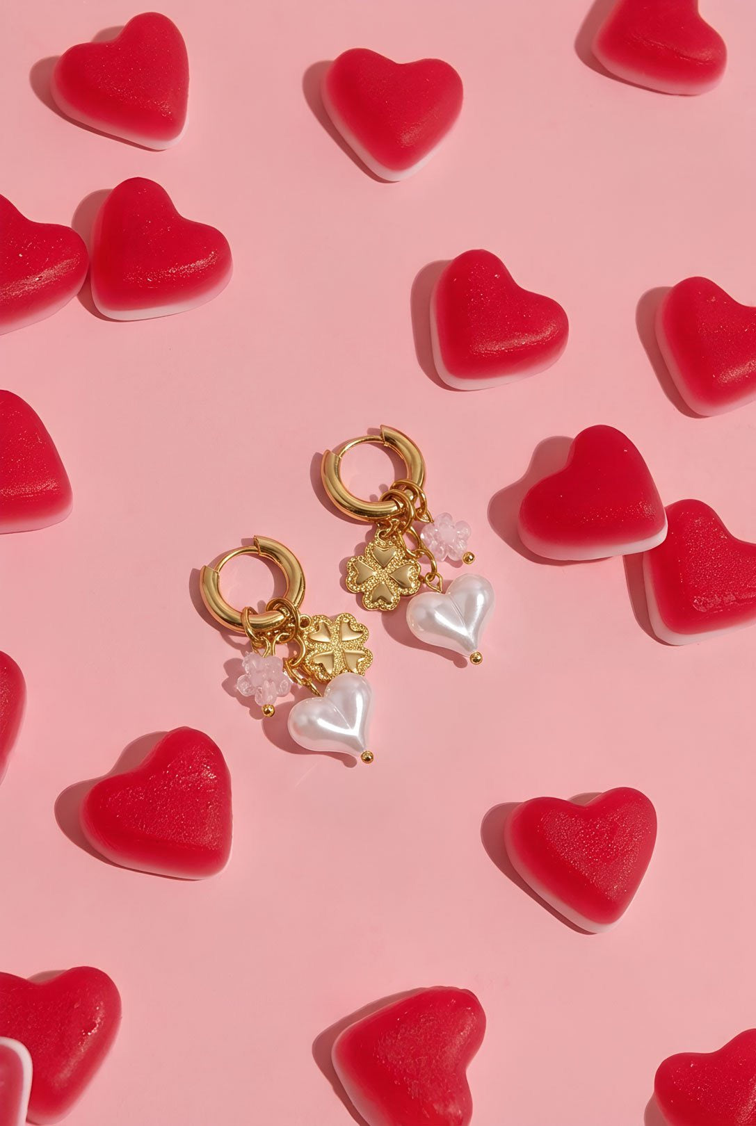 Pearl charm oorbellen