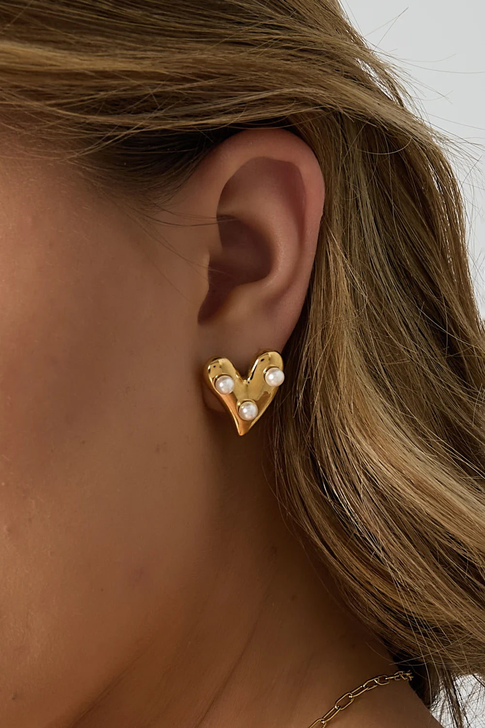 Pearly heart studs