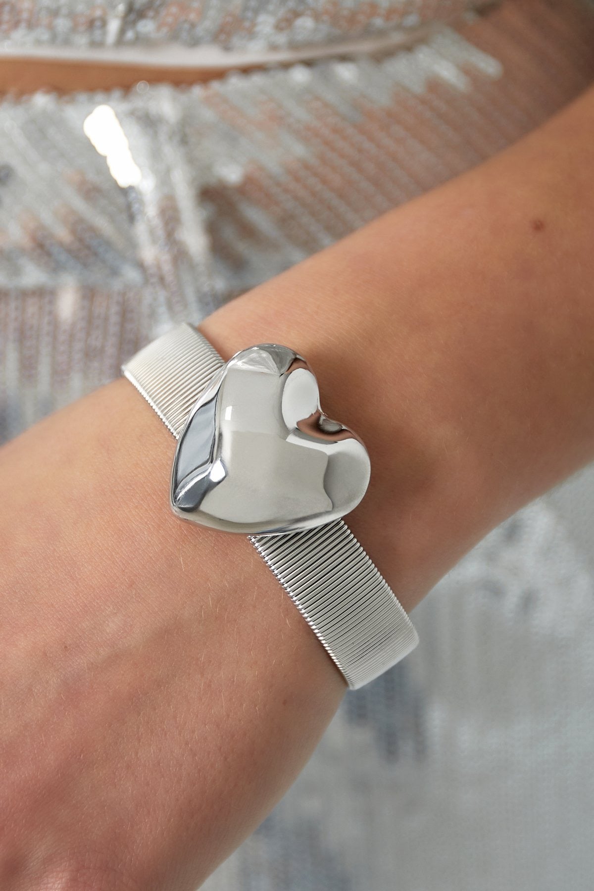 Statement love bangle klein