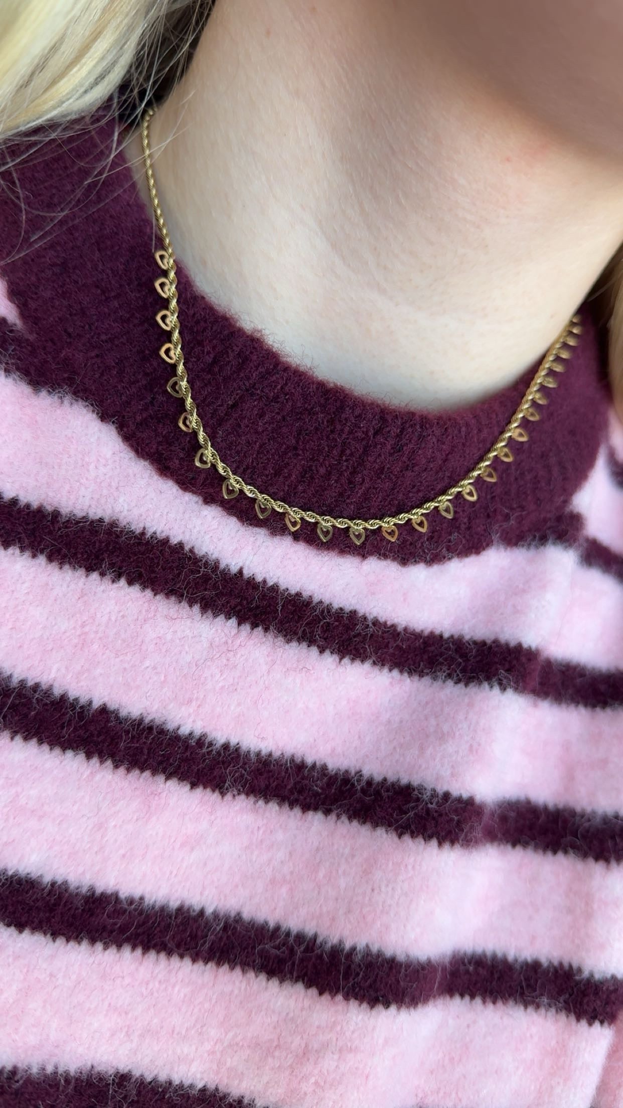 Gedraaide ketting met open hartjes