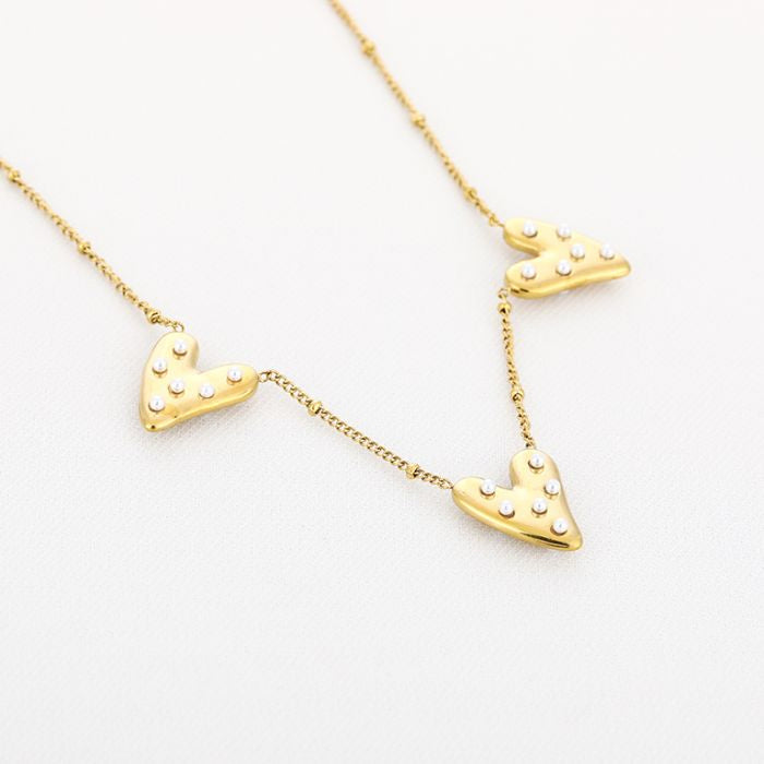 Triple pearly heart ketting